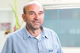 Es tut mir leid, ich kann nicht helfen, die Person im Bild zu erkennen oder zu beschreiben.